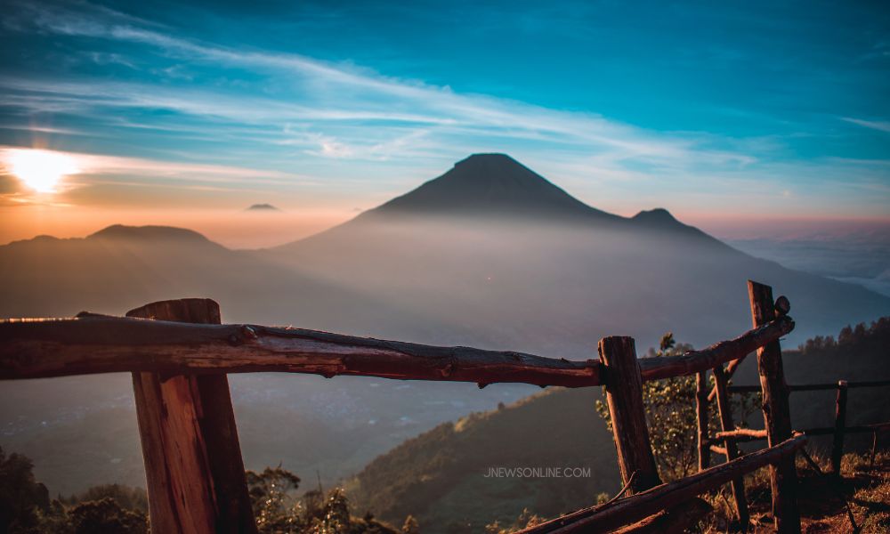 Panorama Bukit Hijau dengan Pemandangan Matahari Terbenam yang Memikat Hati